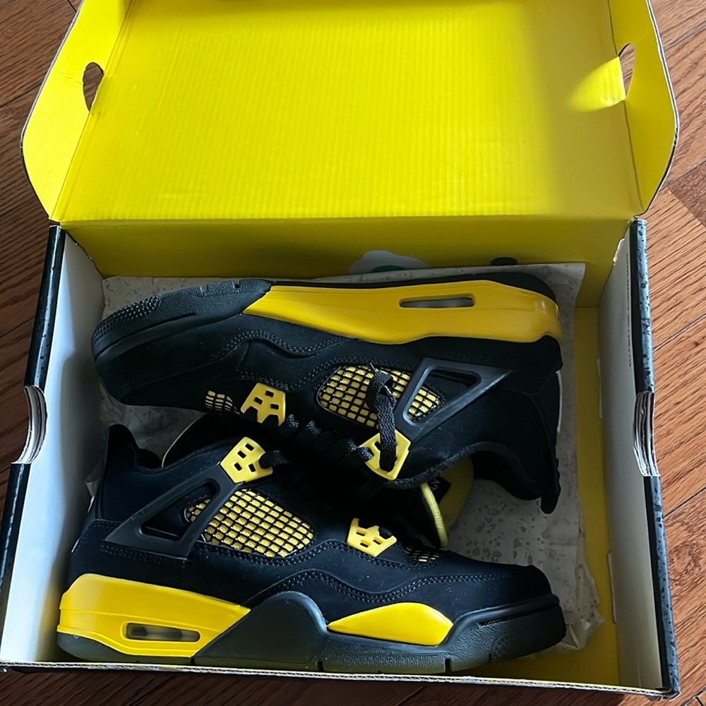 Air Jordon Retro 4s grade school size 6